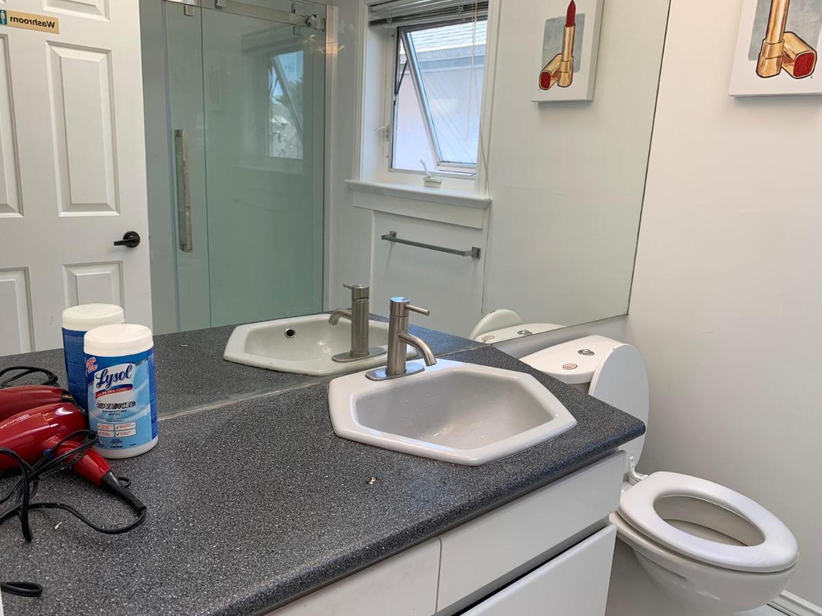 One Bedroom Queen Bed Sharing Washroom In Tiger Sweet House License## Richmond Extérieur photo
