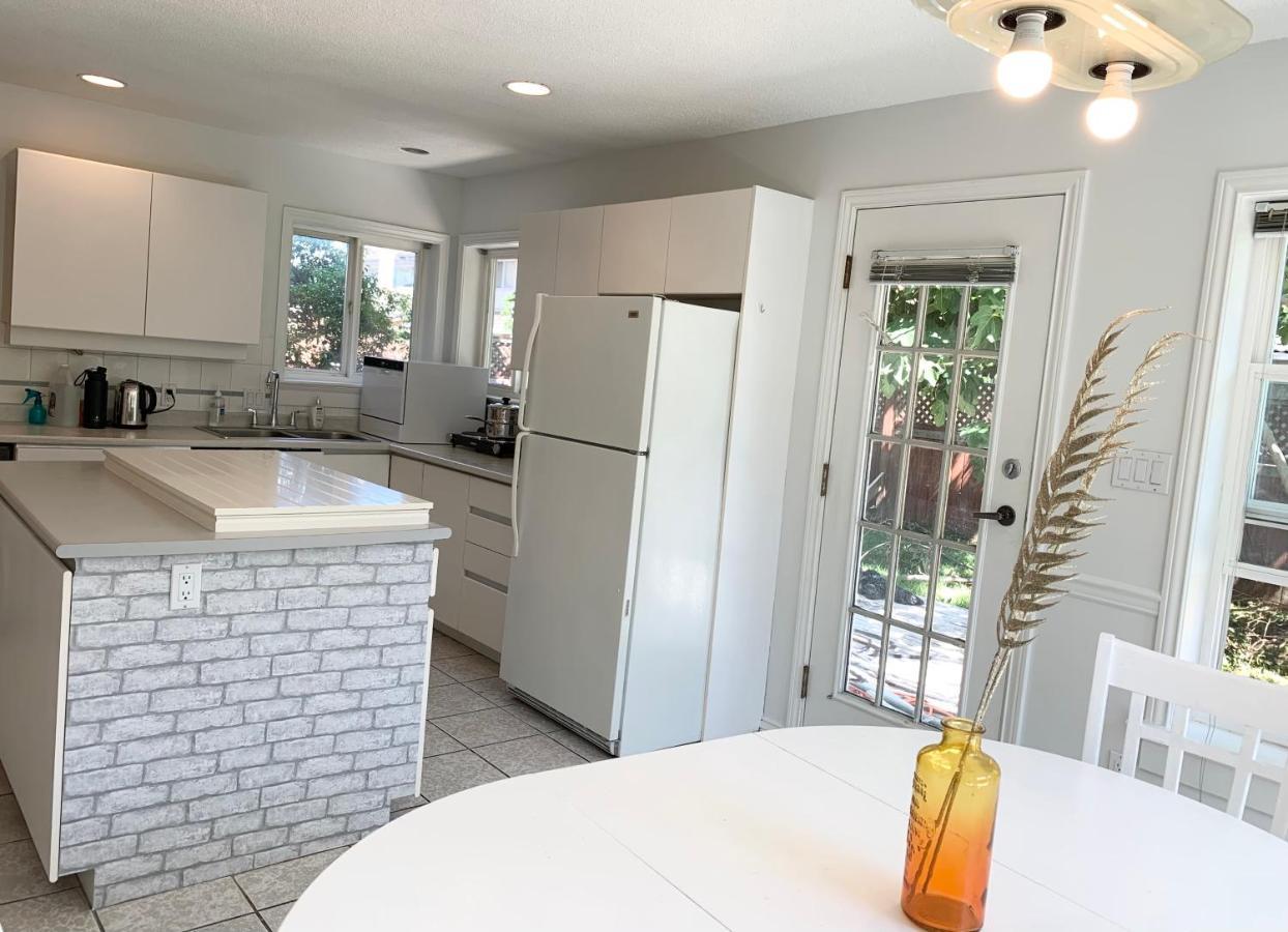 One Bedroom Queen Bed Sharing Washroom In Tiger Sweet House License## Richmond Extérieur photo
