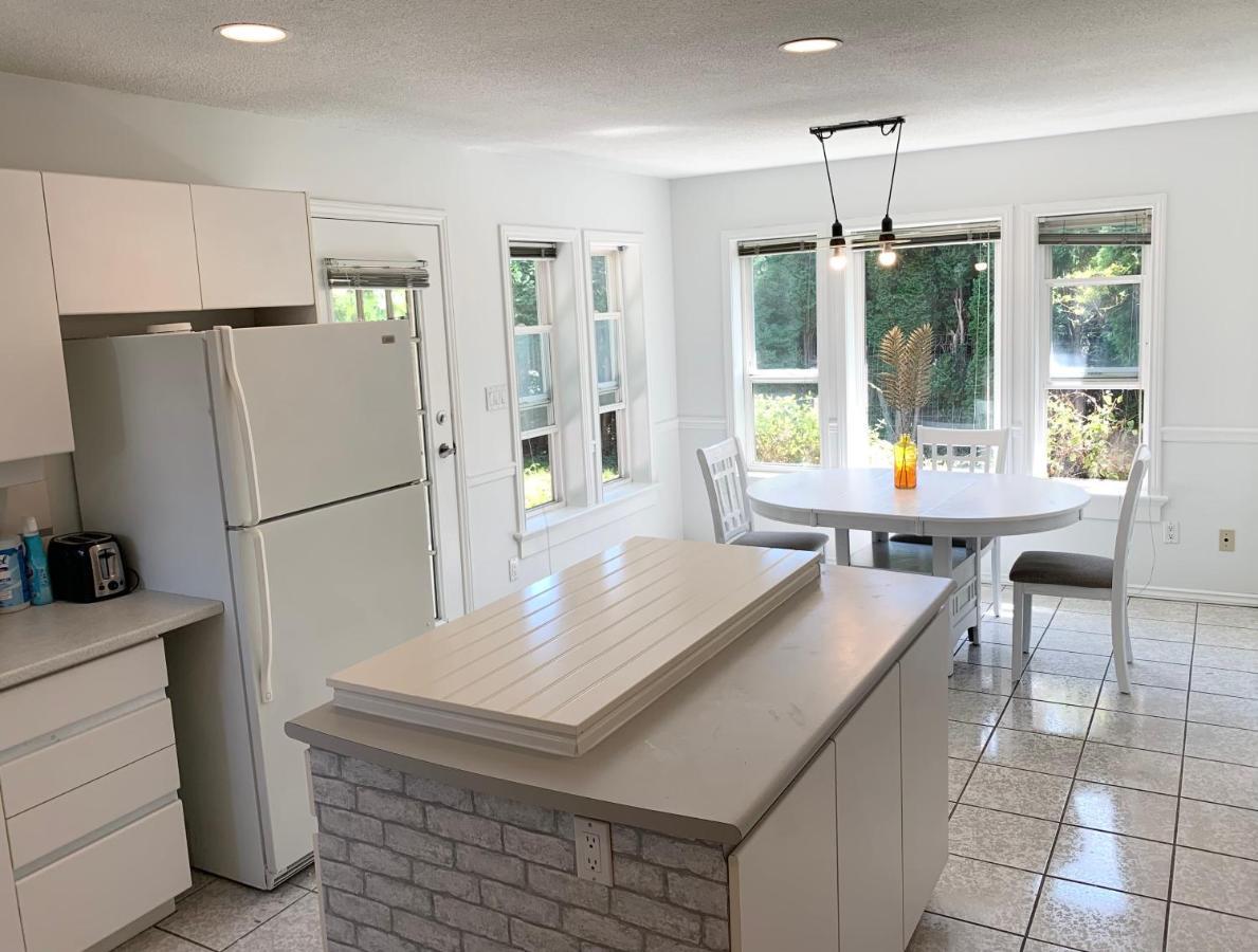 One Bedroom Queen Bed Sharing Washroom In Tiger Sweet House License## Richmond Extérieur photo