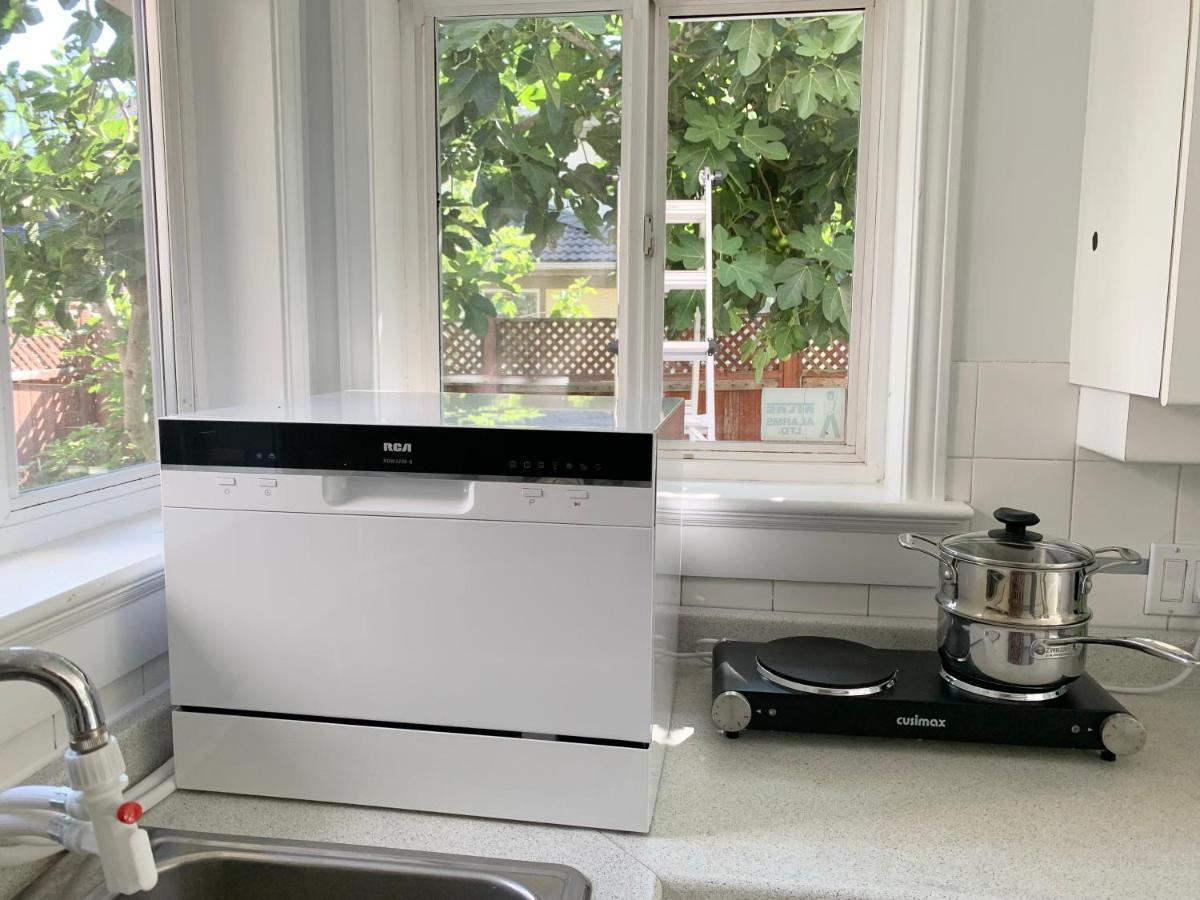 One Bedroom Queen Bed Sharing Washroom In Tiger Sweet House License## Richmond Extérieur photo