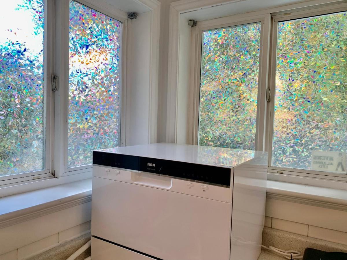 One Bedroom Queen Bed Sharing Washroom In Tiger Sweet House License## Richmond Extérieur photo